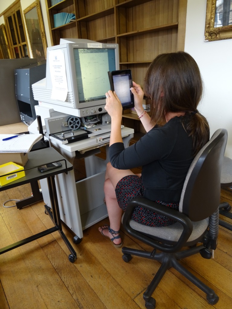 Making photo's of the microfilms from the screen